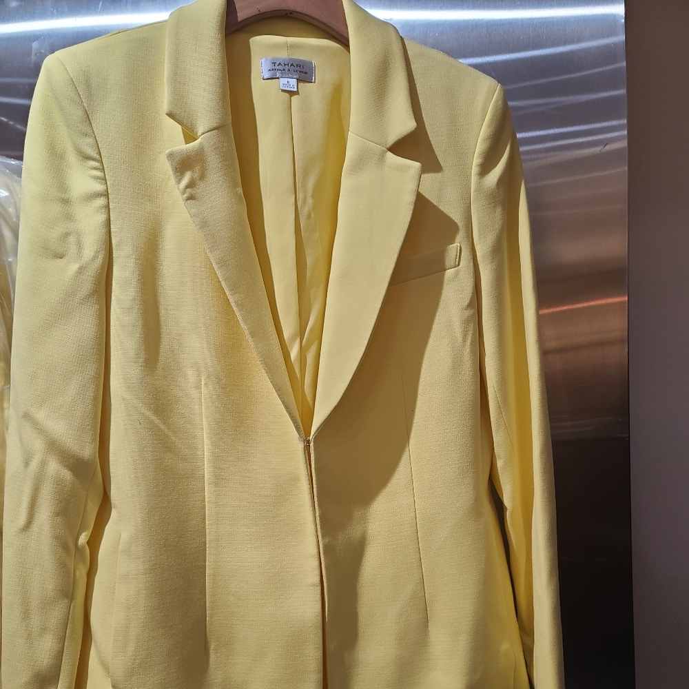 TAHARI BLAZER